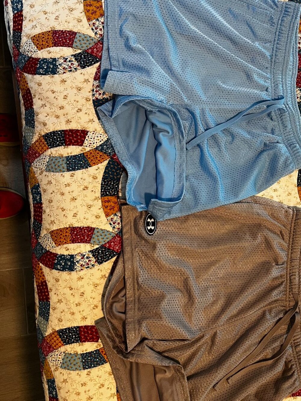 TWO PAIRS Under Armour Mesh Icon Shorts 5" Size‎ Medium